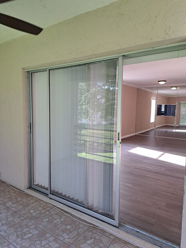 Foto del edificio - Beautiful 2  bedroom 2 bath Cond in heart ...