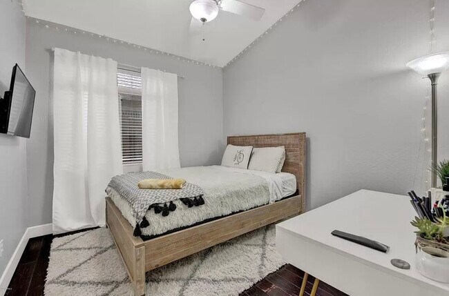 Building Photo - 2159 E Electra Ln