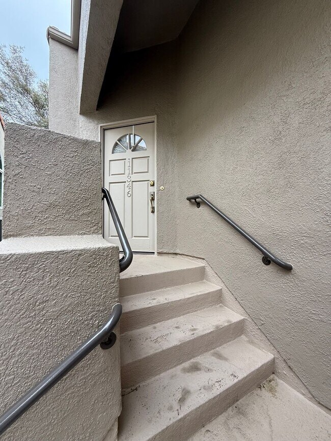 Building Photo - 3 bed, 2 1/2 bath Townhome located in Chat...