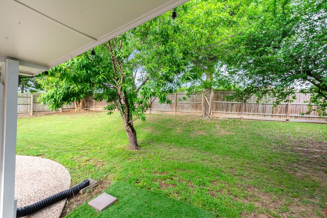 Large backyard - 3607 Creekview Ct