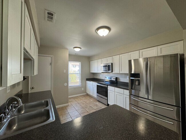 Building Photo - End-Unit Townhome in Amhurst "ASK ABOUT OUR ZERO DEPOSIT"