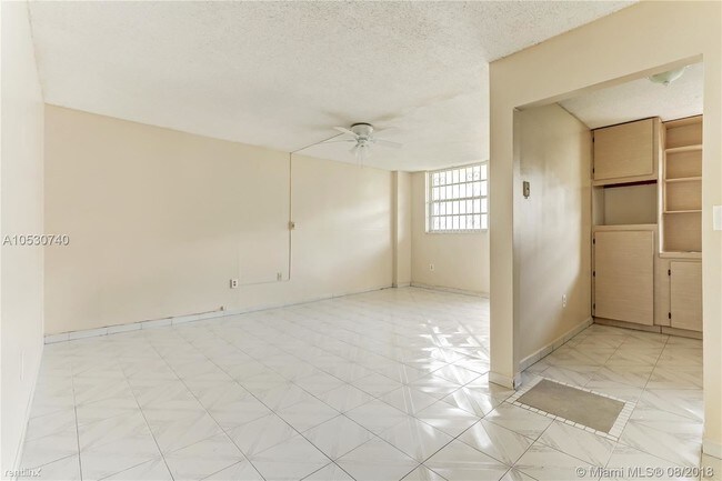 Building Photo - 1 br, 1 bath Condo - 911 Michigan Ave # 204