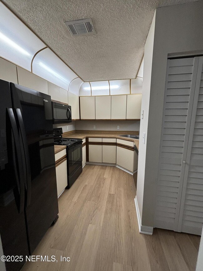 Building Photo - 2124 Sea Hawk Dr