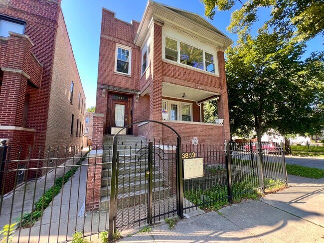 Building Photo - 3859 W Wrightwood Ave