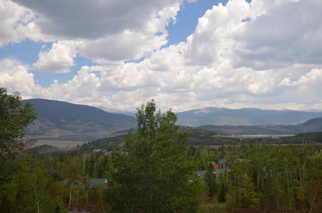 Foto del edificio - Updated Unit! Great Views! Year lease!