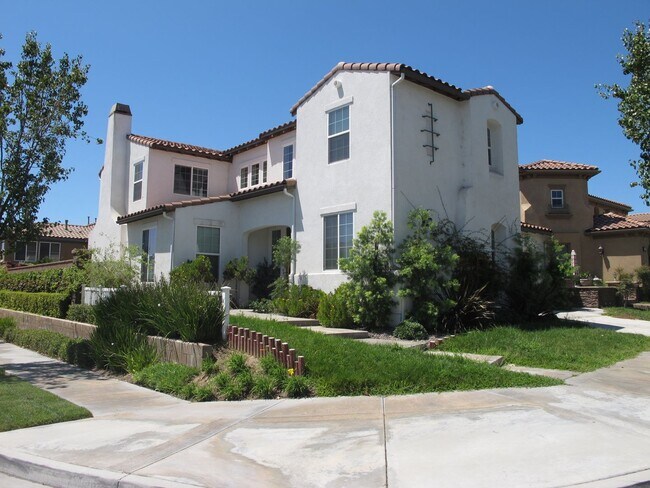 Building Photo - Four Bedroom Three Bathroom Home in the Ha...