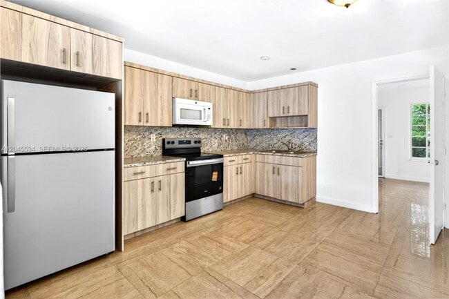 Building Photo - 1350 NE 149th St