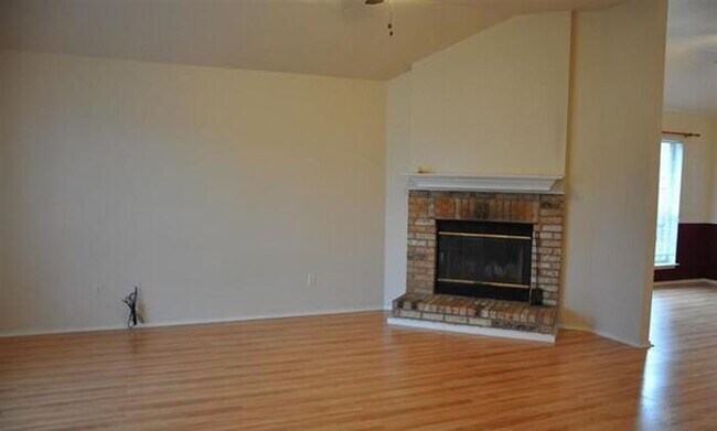 Building Photo - Available Sooner if Needed ! Spacious 4 Be...