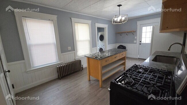 Foto del edificio - 121 Delmont Ave