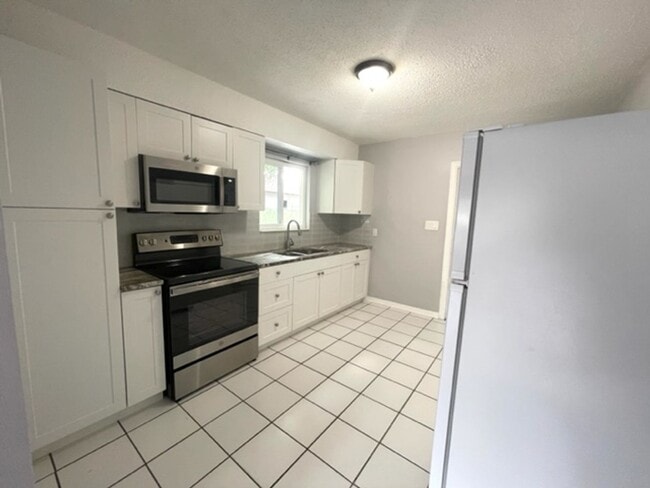 Building Photo - 2 Bedroom Plus Office/Den Bradenton Home F...