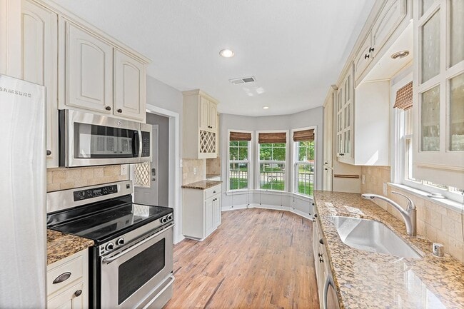 Building Photo - North Oak Cliff home with pool, spa & back...