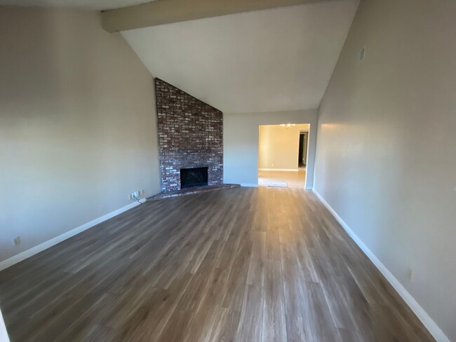 Building Photo - Charming 3 Bedroom Duplex in Fair Oaks