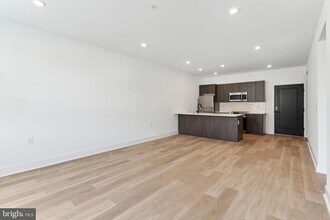 Building Photo - 1419 W Grange Ave