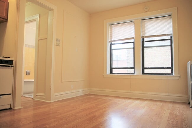 Building Photo - 941 W Agatite Ave