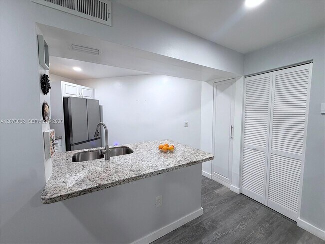 Foto del edificio - 9731 Fontainebleau Blvd