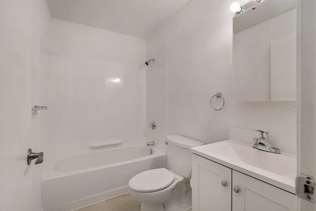 Building Photo - 76 Elm St