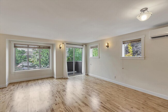 Building Photo - 4306 Winslow Pl N