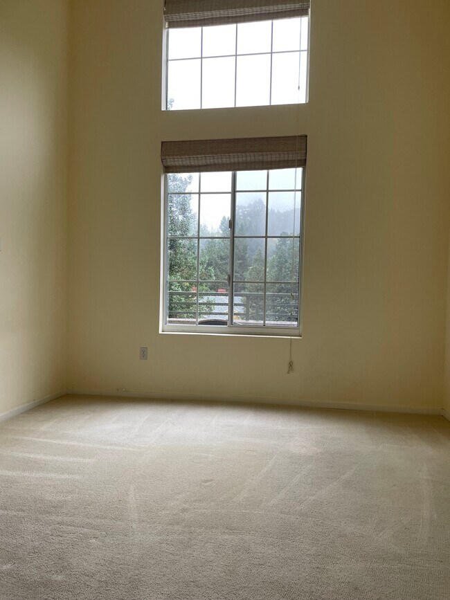 Building Photo - 260 Caldecott Ln