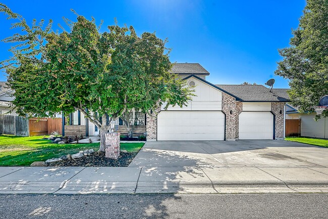 Building Photo - Customized 4 Bedroom 2.5 Bathroom Home