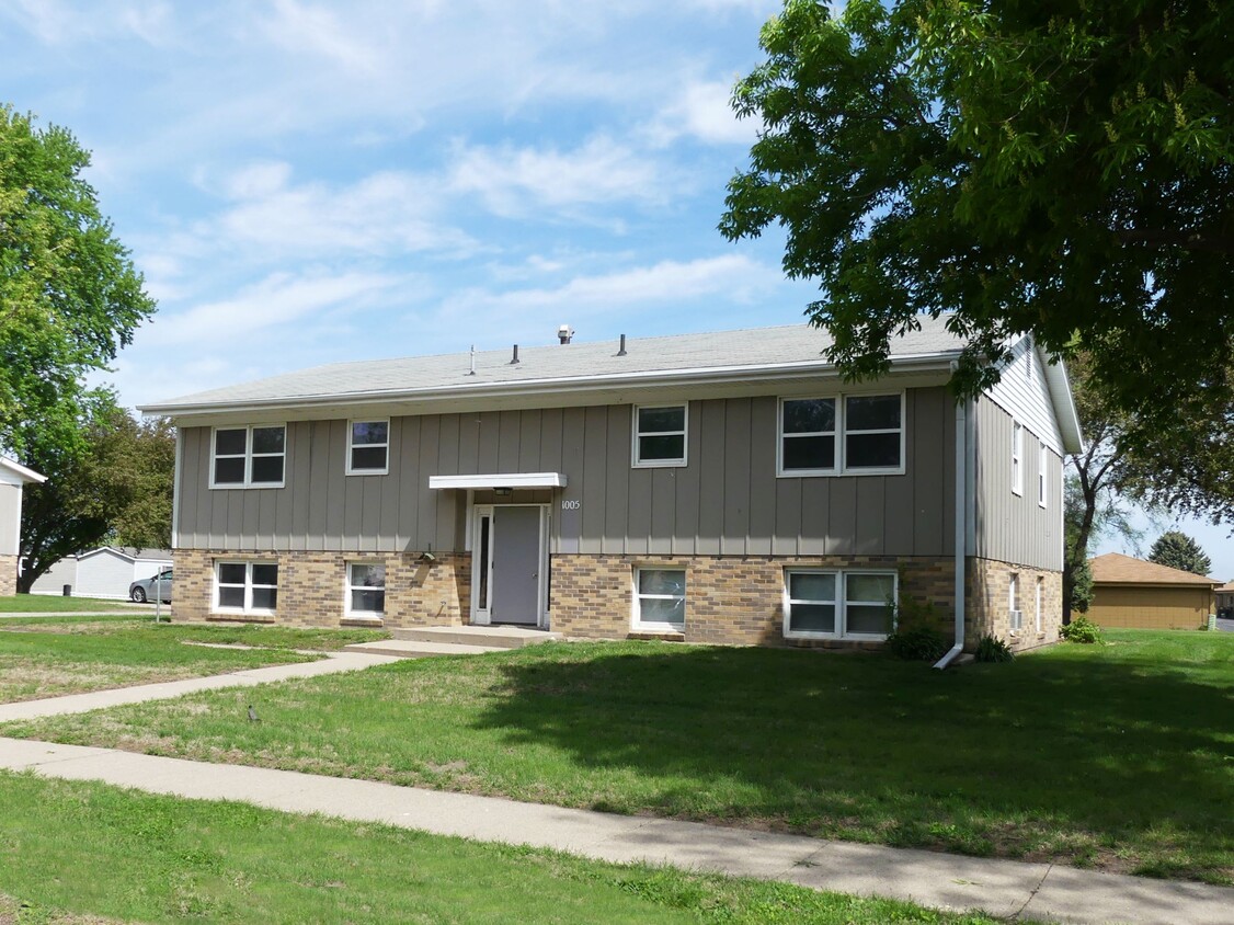 Exterior2 - Applewood Apartments