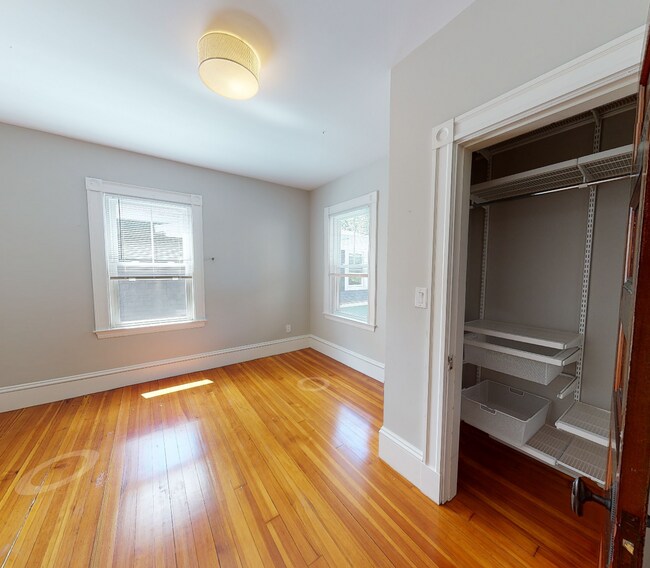 Building Photo - 107 Oxford St