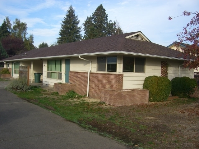 Building Photo - 2 Bedroom Near Harlow