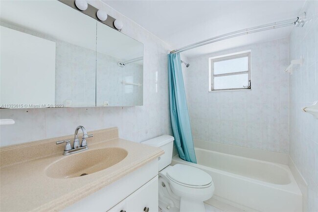 Building Photo - 1340 Lincoln Rd