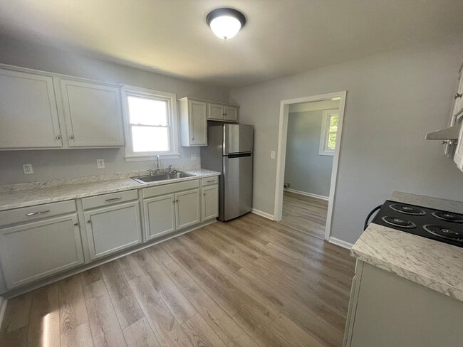 Building Photo - REMODELED & UPDATED BUNGALOW