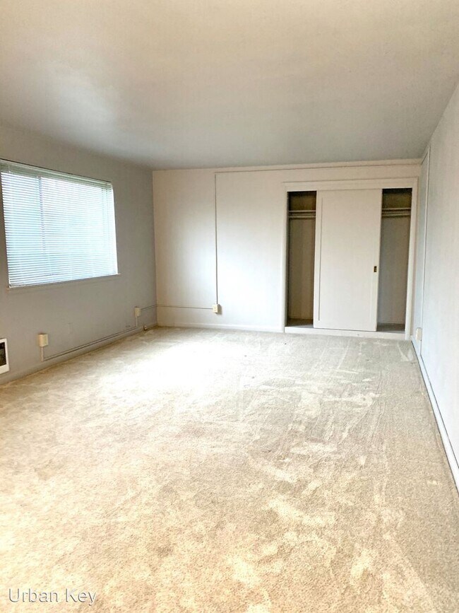 Building Photo - 5754 SW Admiral Way