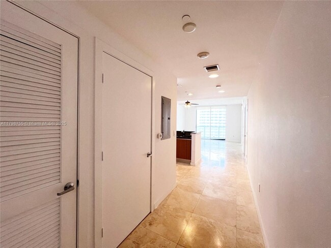 Building Photo - 1060 Brickell Ave