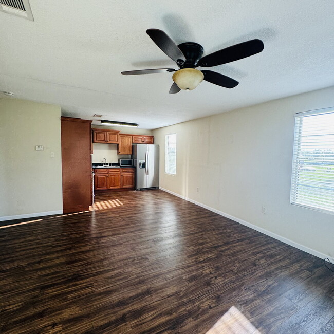 Foto del edificio - Now Leasing: Your 3 Bedroom | 2 Bathroom Country Retreat in the Heart of the City!