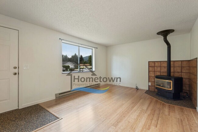 Foto del edificio - Great 3 Bedroom 2 Bath Duplex with Garage ...