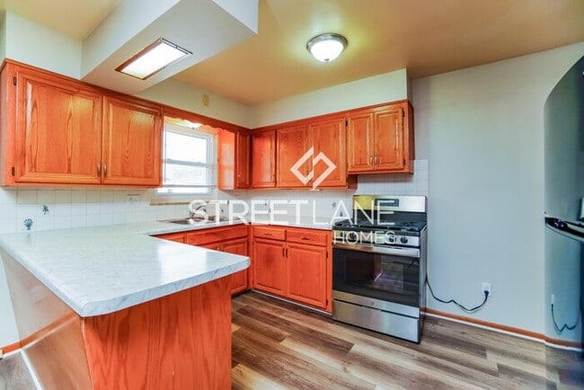 Building Photo - REDUCED! - $500 off first month’s rent if ...