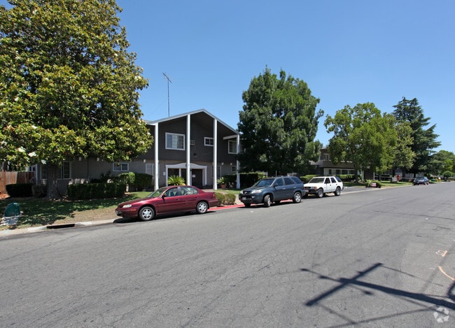 Building Photo - Sunset Crossings at 3401 Balmoral Drive, S...