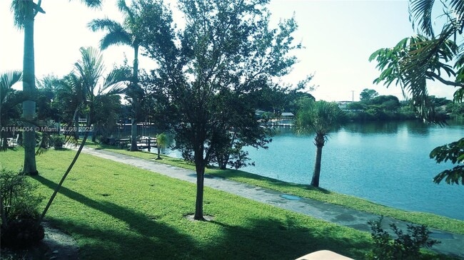 Foto del edificio - 960 Crystal Lake Dr