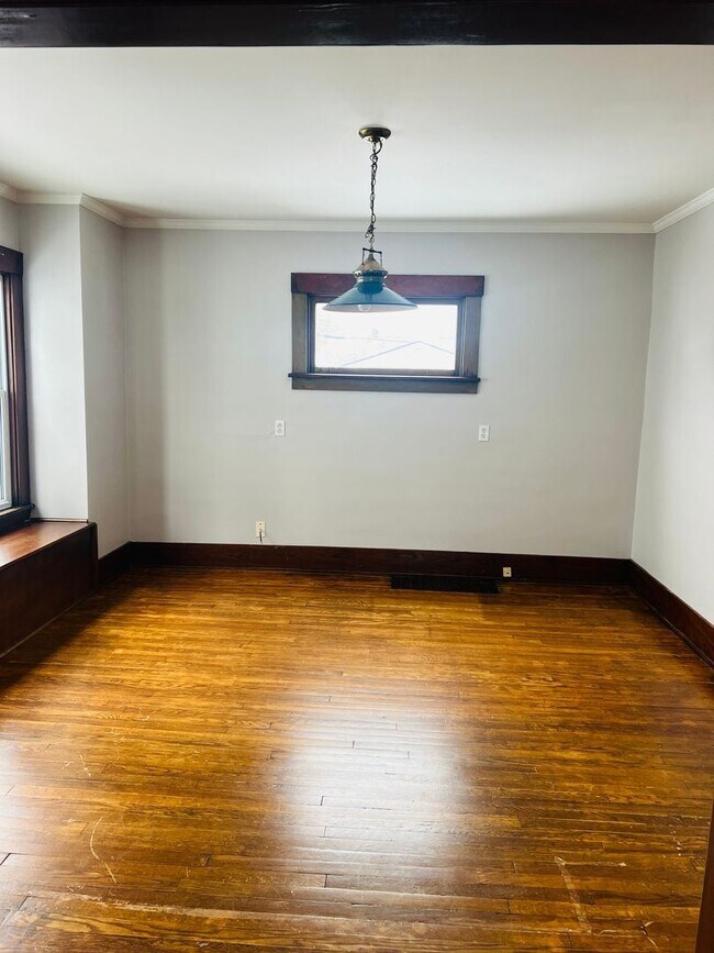 Foto del edificio - 3 br, 1 bath House - 556 Spruce Ave