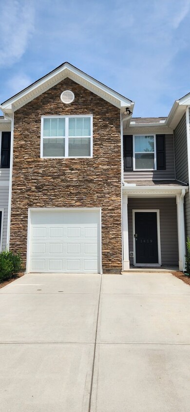 Foto principal - North Springs Neighborhood - Beautiful 3BR...