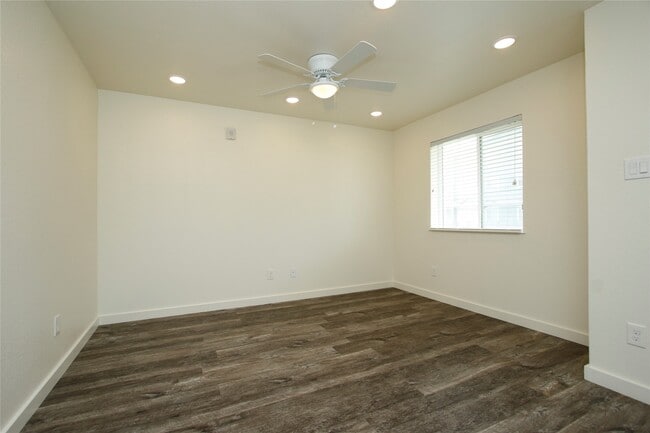 Foto del edificio - 21155 Gosling Rd