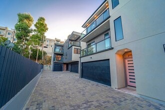 Building Photo - 2115 Holly Dr