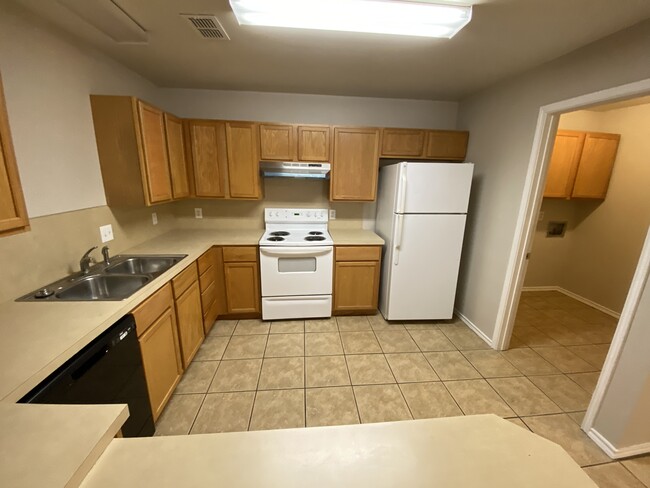 Kitchen, laundry room - 527 N Brentwood Ave