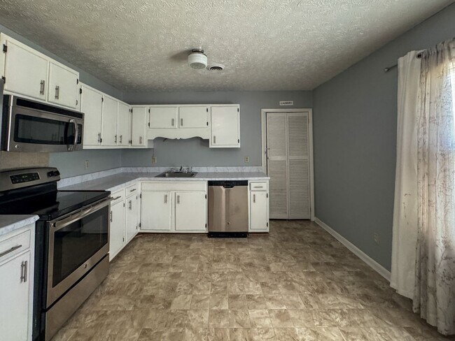 Foto del edificio - Cute 3 Bed 1.5 Bath Home with Fenced Yard
