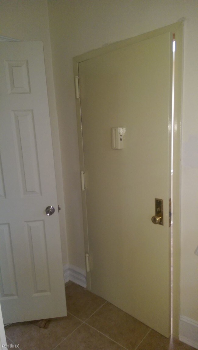Building Photo - 2 br, 1 bath Apartment - 9907 74th Ave 2