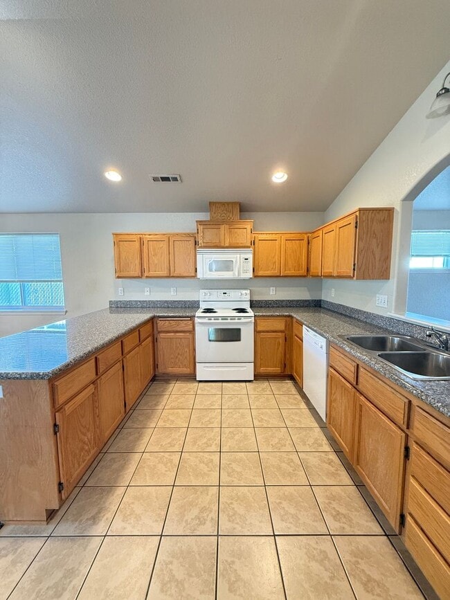 Building Photo - 3 bedroom, 2 bath home in White City!
