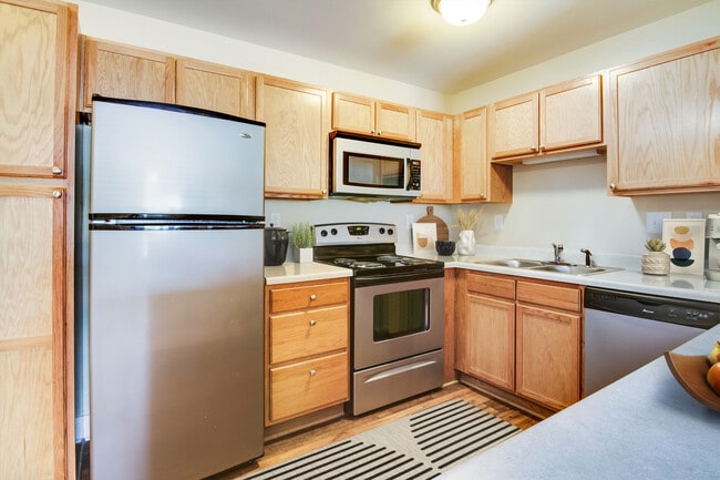 Ingrese a esta elegante cocina, perfecta para aventuras culinarias modernas. - West Pointe