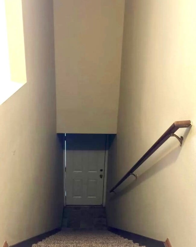 Foto del edificio - Spacious Top Floor One Bedroom w/ Open Flo...