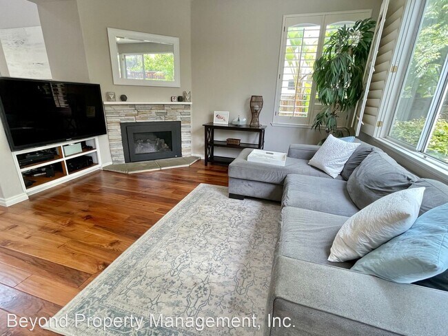 Building Photo - 5 br, 3 bath House - 1058 Seahorse Ct.