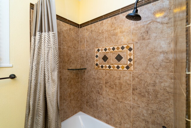 Beautifully tiled shower with bath tub. - 408 N Kainalu Dr