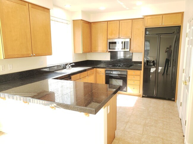 Building Photo - WillowGlen: Beautiful 3 Bedroom 3 Bathroom...