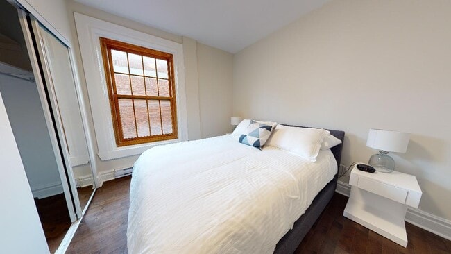 Building Photo - 4560 Sainte-Catherine