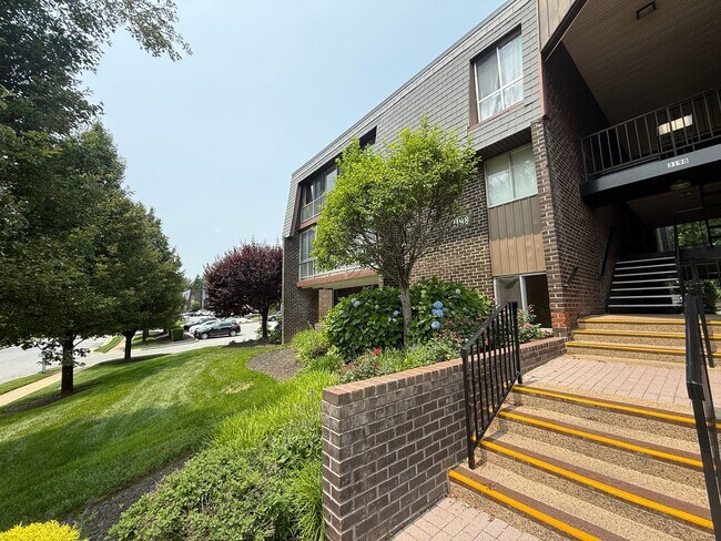 Foto del edificio - Chic & Comfortable 2BR/2BA Ground-Level Co...